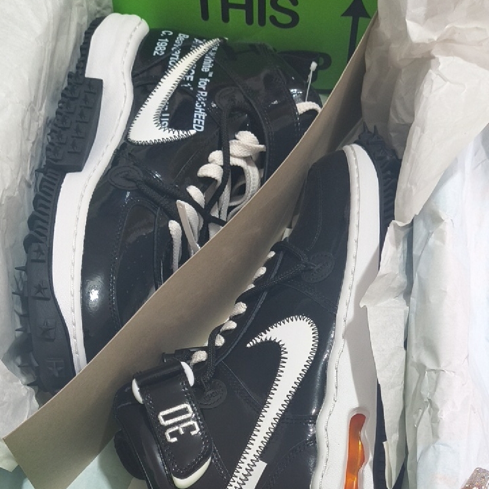 Off-White Men's Black and White Athletic Sneakers